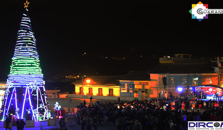 Encendido del Árbol de la Guarandeñidad en la Plaza 15 de Mayo