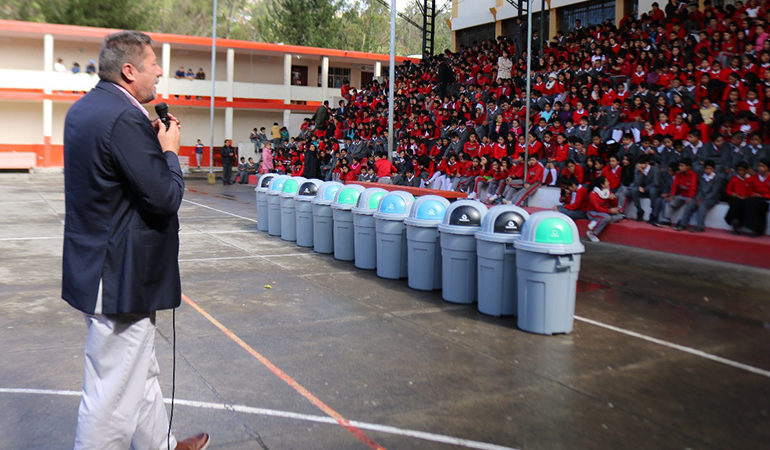 ALCALDE DE GUARANDA ENTREGA TACHOS ECOLÓGICOS Y PLANTAS  A LA U.E.ÁNGEL POLIBIO CHAVES