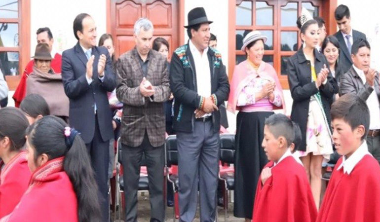 ALCALDE MEDARDO CHIMBOLEMA ASISTIÓ Al DESFILE Y A LA SESIÓN SOLEMNE DE LOS 158 AÑOS DE PARROQUIALIZACIÓN DE SALINAS