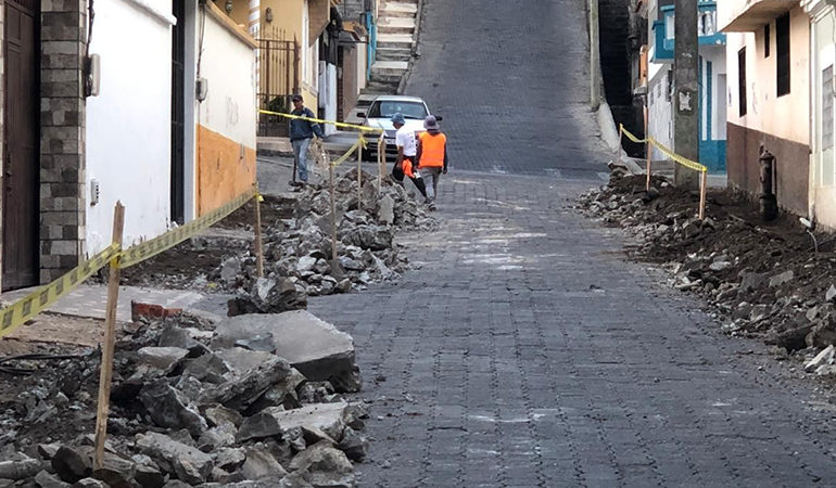 GAD MUNICIPAL DE GUARANDA CONTINUA CON EL ARREGLO DE VEREDAS Y BORDILLOS EN LAS CALLES DE LA CIUDAD