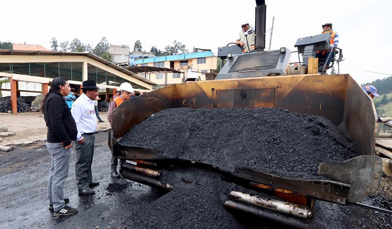 MUNICIPIO DE GUARANDA COLOCA CAPA ASFÁLTICA EN EL MERCADO MAYORISTA