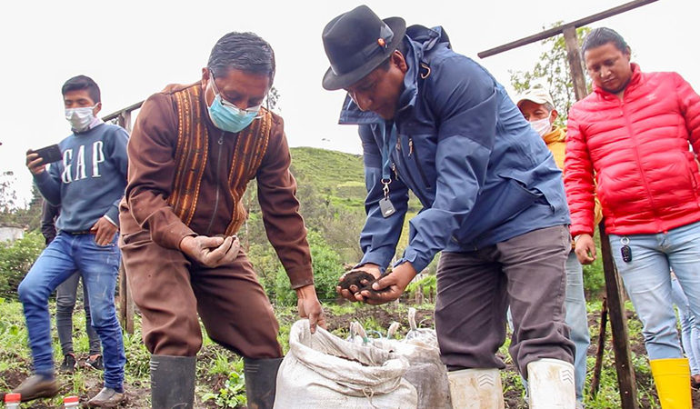 AGROPRODUCTORES DE LA COMUNIDAD GRADAS RECIBEN ABONO ORGÁNICO