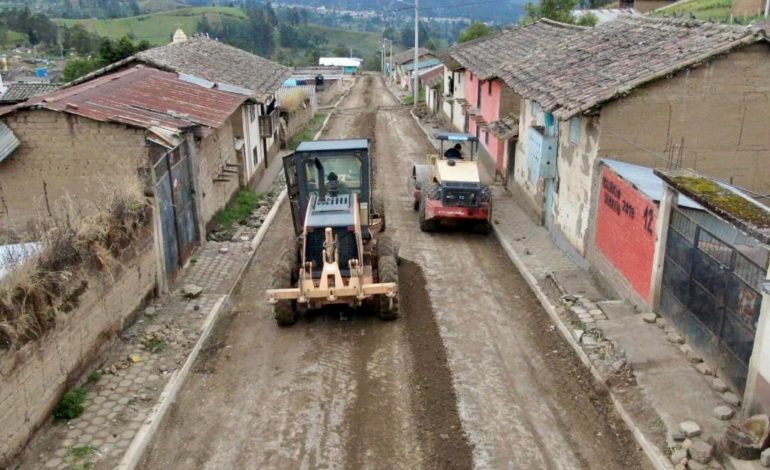 EL MUNICIPIO DE GUARANDA EJECUTA EL SELLADO DE VÍA EN JULIO MORENO PREVIO A LA COLOCACIÓN DE ASFALTO