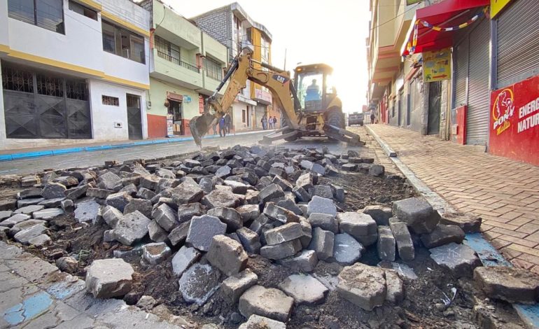 Comienzan trabajos en la calle Azuay, previo al tendido de la carpeta asfáltica.