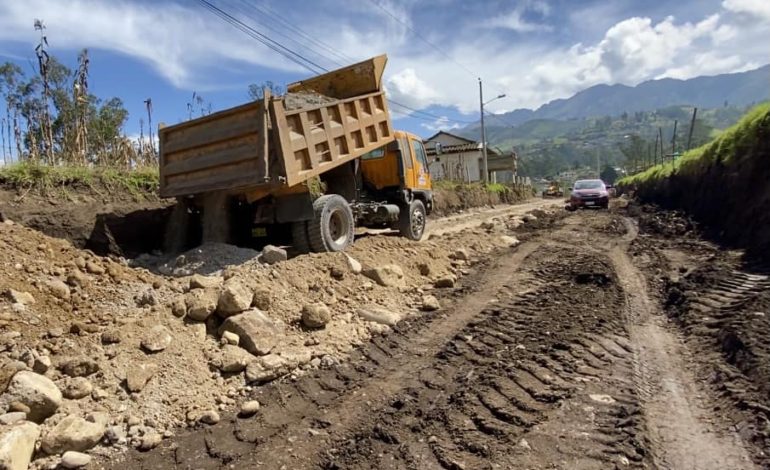 Municipio de Guaranda, ejecuta obras viales estratégicas para el desarrollo cantonal