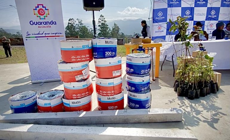 Entrega de insumos y materiales para el cuidado y protección de fuentes hídricas de Guanujo y Salinas