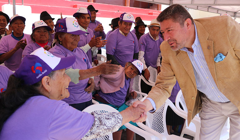 ADULTOS MAYORES AGASAJADOS EN SU DÍA