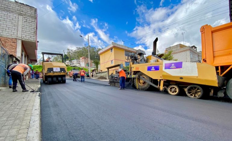 SE CONCRETA ASFALTADO EN LA CALLE AZUAY, JOAQUINA GALARZA Y 23 DE ABRIL