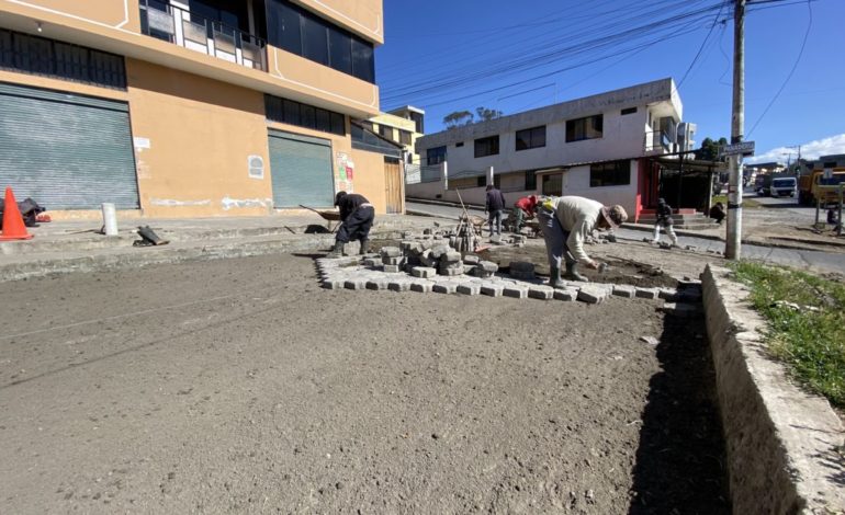 ADOQUINADO EN EL ACCESO PRINCIPAL AL BARRIO DEFENSA DEL PUEBLO