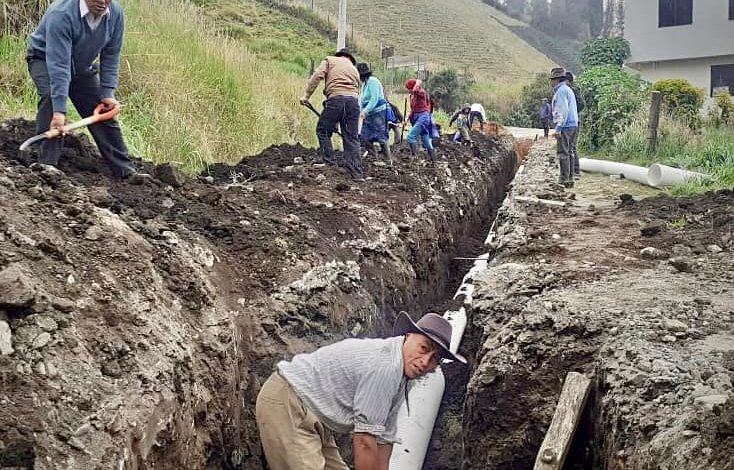 EN APAHUA, INICIÓ LA COLOCACIÓN DE LA RED DE ALCANTARILLADO