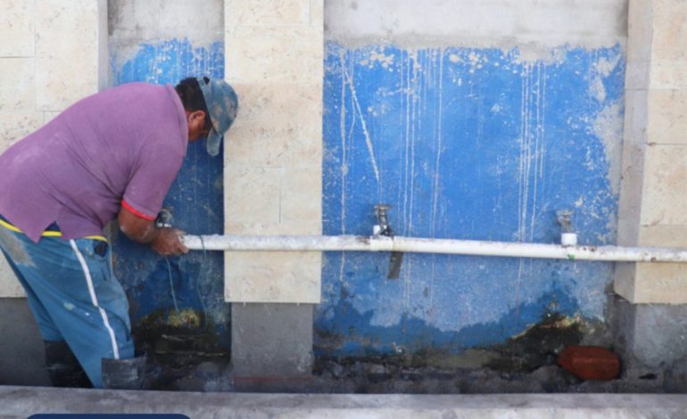 GAD MUNICIPAL DE GUARANDA CONTINÚA CON EL ARREGLO DE LA PILA