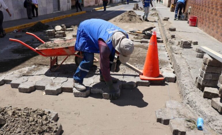 INICIAMOS TRABAJOS DE CONSTRUCCIÓN DE CUBIERTA Y MEJORAMIENTO VIAL EN VARIOS SECTORES DEL CANTÓN